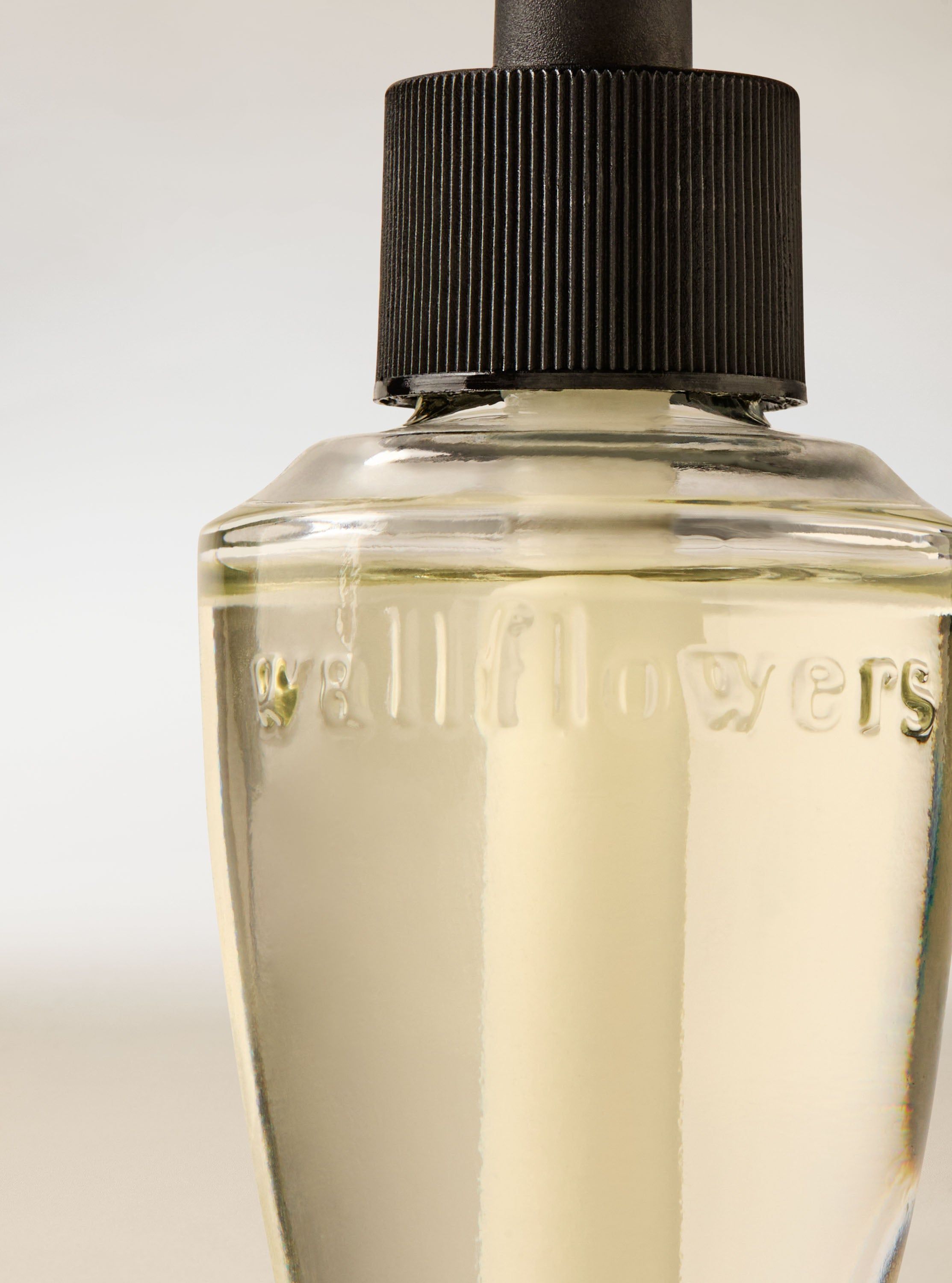 Náplň do zásuvného difuzéru Wallflowers se světlým vonným olejem pro provonění interiéru.