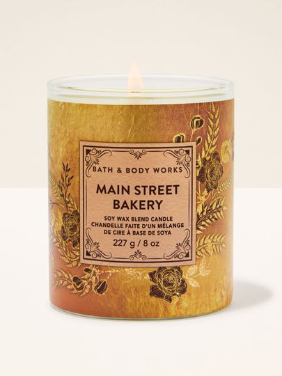 Bath & Body Works Main Street Bakery – svíčka 227 g ve zlatohnědém obalu s rostlinným reliéfem.