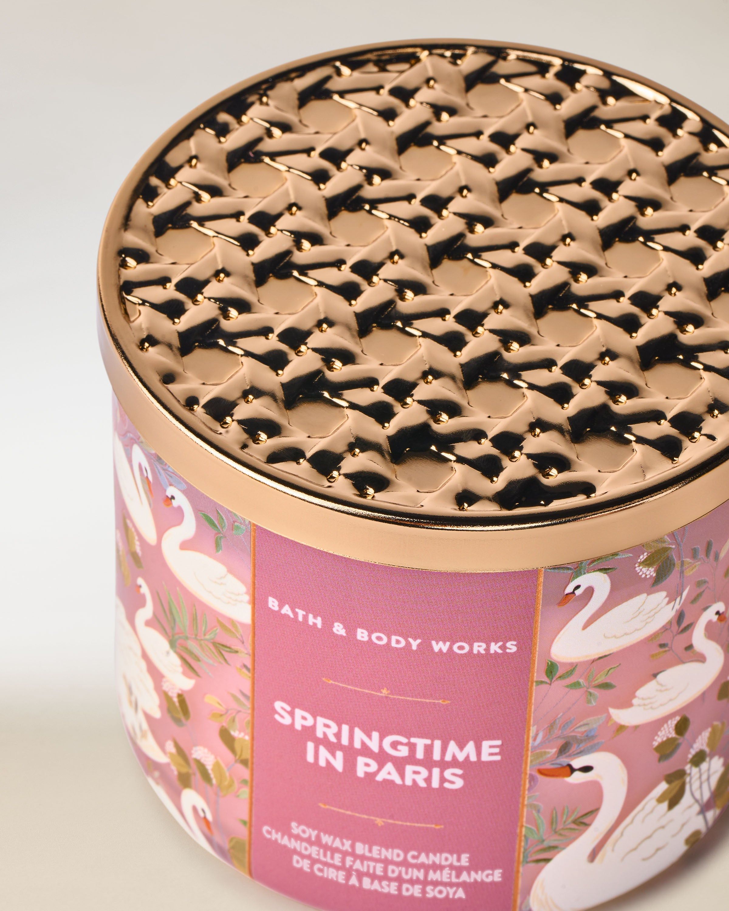 Svíčka Springtime in Paris Bath & Body Works se zlatým víčkem a jemným labutím motivem.