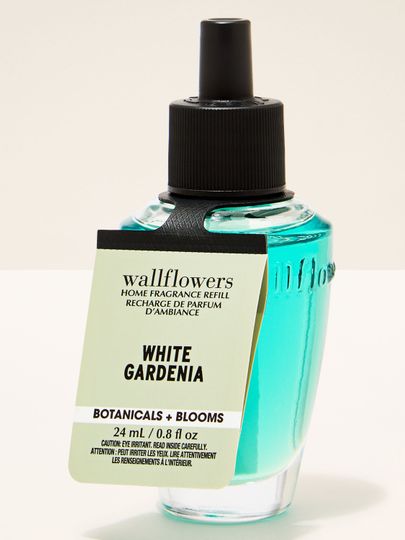 Náplň Wallflowers White Gardenia s tyrkysovou tekutinou v elegantní skleněné lahvičce.