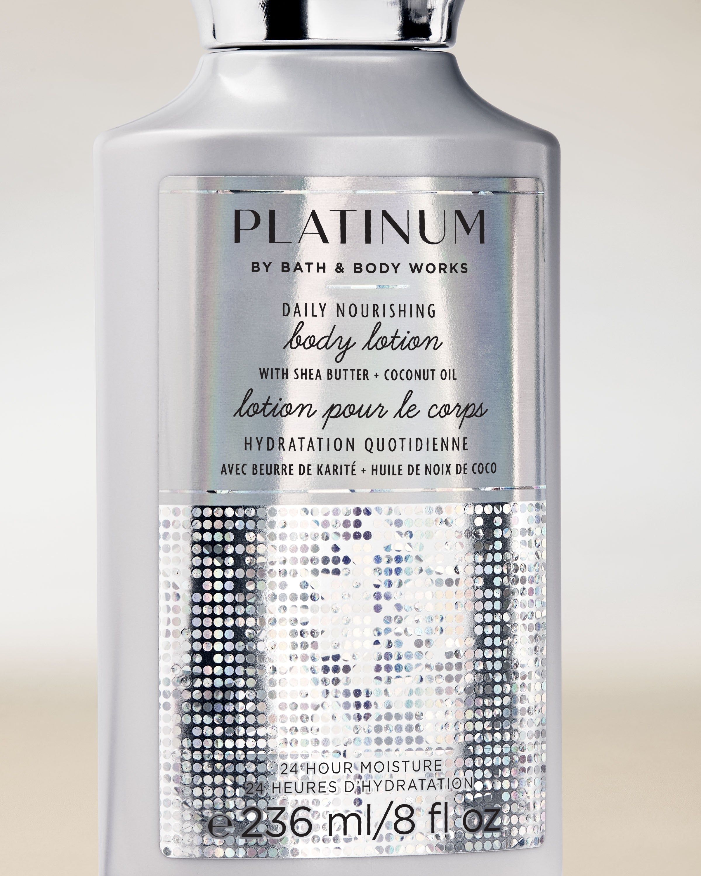 Tělové mléko Bath & Body Works Platinum ve stříbrné lesklé lahvi, 236 ml.