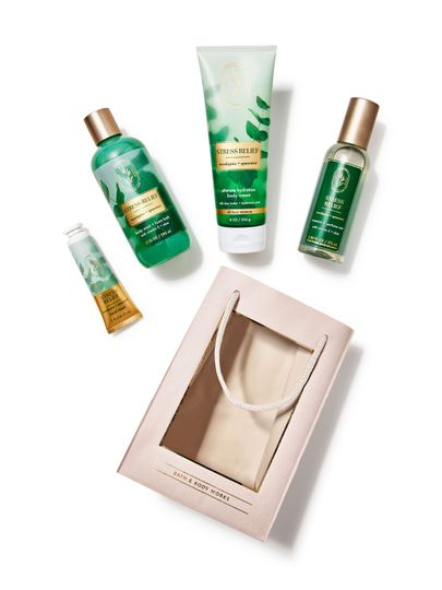 Aromaterapeutická sada Bath & Body Works "Stress Relief: Eucalyptus & Spearmint" a světle růžová dárková taška.