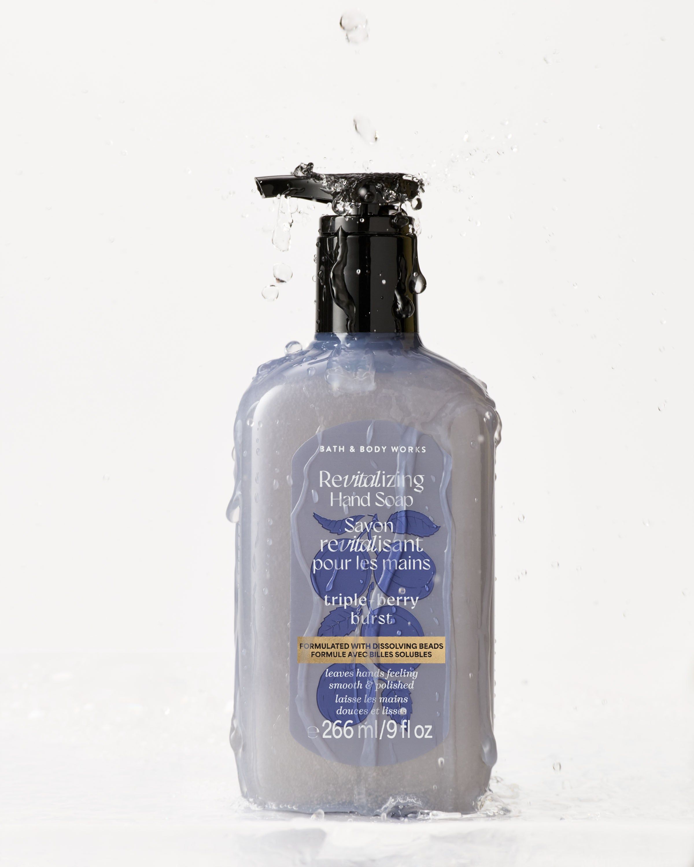 Bath & Body Works Triple Berry Burst revitalizační mýdlo na ruce s pumpičkou, 266 ml
