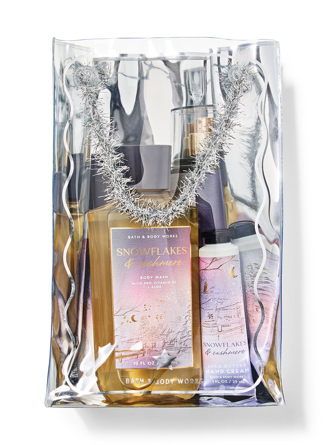 Zestaw "Snowflakes & Cashmere" w przezroczystej torbie, widać spray, żel pod prysznic i krem. Bath & Body Works.