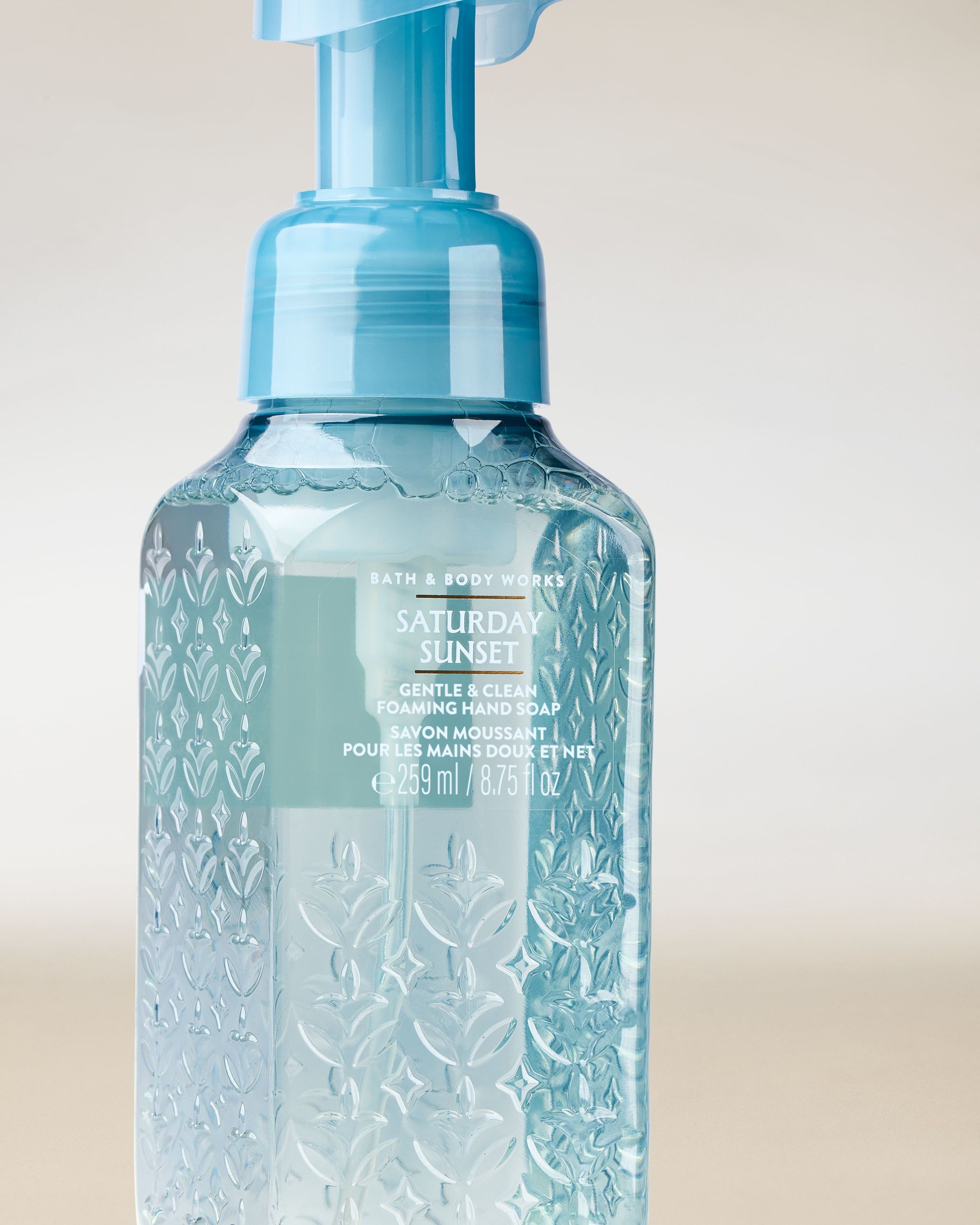 Pěnové mýdlo na ruce Bath & Body Works Saturday Sunset 259 ml ve světle modré lahvi s pumpičkou.
