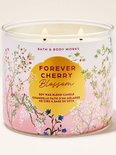 Tříknotová vonná svíčka Bath & Body Works Forever Cherry Blossom ve skleněné dóze s květinovým motivem.
