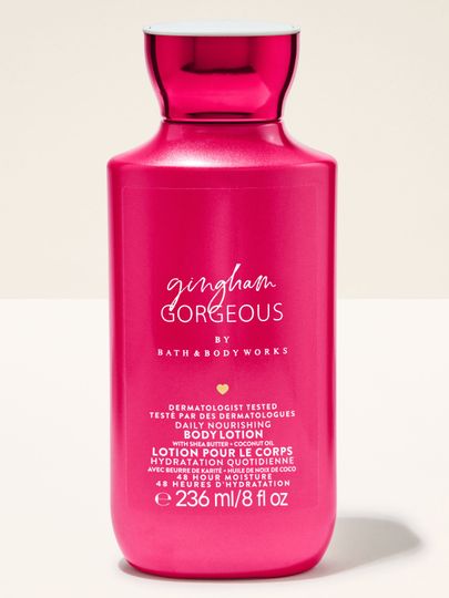 Tělové mléko Bath & Body Works Gingham Gorgeous 236 ml v růžové lahvi s minimalistickým štítkem.