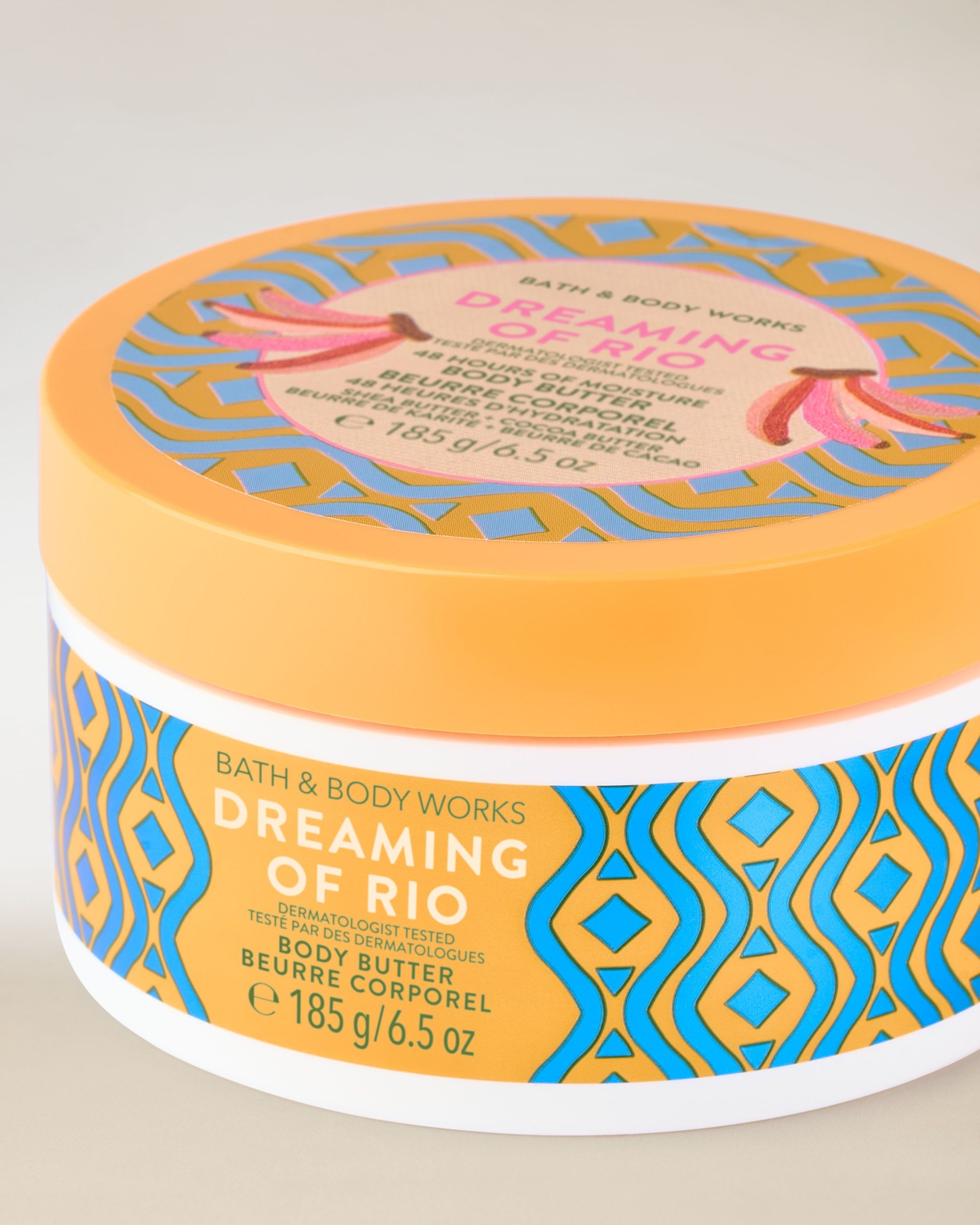 Tělové máslo Bath & Body Works Dreaming of Rio s barevnou geometrickou etiketou.